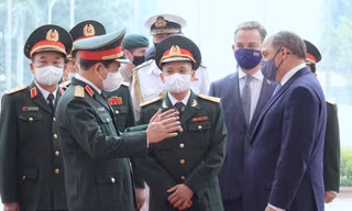 Hai Bộ trưởng trao đổi tại sảnh trụ sở Bộ Quốc phòng, trước khi vào hội đàm chính thức. Ảnh: Nguyễn Minh
