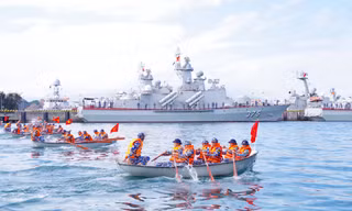 Tư lệnh Hải quân thị sát Lữ đoàn tàu chiến đấu mặt nước và Lữ đoàn tàu ngầm 