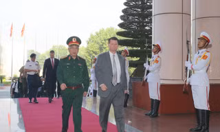 Thứ trưởng Quốc phòng Việt Nam Nguyễn Chí Vịnh và Trợ lý Bộ trưởng Quốc phòng Hoa Kỳ phụ trách các vấn đề Châu Á - Thái Bình Dương Randall Schriver cùng chủ trì Đối thoại 