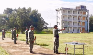 Các thí sinh thi bắn súng K54 bài 1