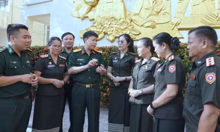 Sĩ quan Quân đội Lào học tập nghiệp vụ công tác thanh niên tại Việt Nam