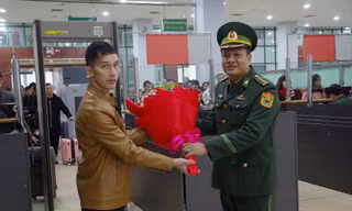 Du khách đầu tiên xuất cảnh qua Cửa khẩu quốc tế Lào Cai được cán bộ biên phòng tặng hoa chúc mừng, sáng 1/1/2019