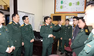 Thượng tướng Phan Văn Giang kiểm tra, động viên, chúc Tết lực lượng làm nhiệm vụ tại Sở Chỉ huy Bộ Quốc phòng, sáng mùng 1 Tết