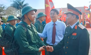 Tư lệnh Quân khu 5 và Bí thư Tỉnh ủy Đắk Lắk tiếp sức thanh niên tòng quân 