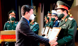 Bí thư T.Ư Đoàn Nguyễn Minh Triết trao tặng Bằng khen của T.Ư Đoàn cho đại diện các tập thể có thành tích xuất sắc trong thực hiện chương trình phối hợp, giai đoạn 2016-2021.