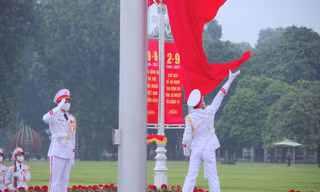 Chiến sĩ Đội Tiêu binh Danh dự (Đoàn 275) thực hiện động tác tung cờ trong nghi lễ chào cờ buổi sáng tại Quảng trường Ba Đình