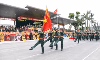 Sư đoàn Bộ binh chủ lực 324 đón nhận Huân chương Bảo vệ Tổ quốc và Huân chương Anh dũng