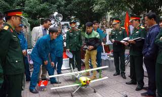 Mô hình máy bay phục vụ huấn luyện bắn súng và chiến thuật của Ban CHQS xã Nghi Phú, thành phố Vinh