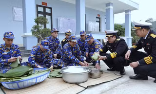 Tư lệnh Vũ Văn Nam kiểm tra sẵn sàng chiến đấu, chúc Tết chiến sĩ Vùng 1 Hải quân 