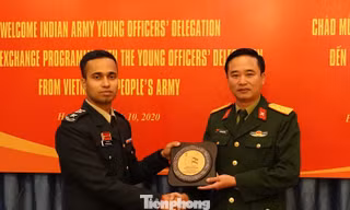 Trưởng đoàn sĩ quan trẻ Ấn Độ trao tặng quà lưu niệm cho Trưởng đoàn sĩ quan trẻ Việt Nam 