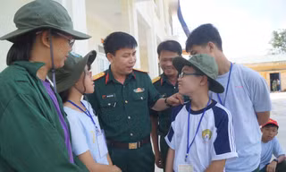 Trung tá Trần Viết Năng, Phó trưởng ban Thanh niên Quân đội trò chuyện với các học viên tham gia khóa "Học kỳ trong Quân đội" ở tỉnh Khánh Hòa