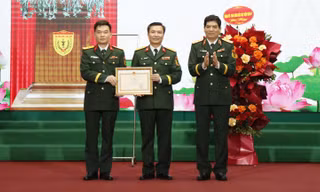 Bộ trưởng Bộ Quốc phòng khen thưởng đơn vị giữ vững trận địa đặc biệt