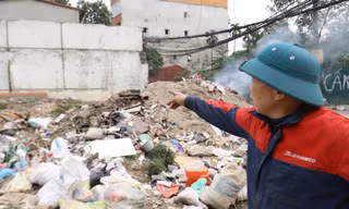 Tận thấy bãi rác tự phát bốc mùi xú uế giữa Thủ đô