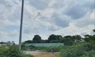 Dự án xây dựng tuyến đường từ đê Ngọc Thụy đến khu đô thị mới Thượng Thanh được đầu tư theo hình thức BT vẫn đang ì ạch giải phóng mặt bằng