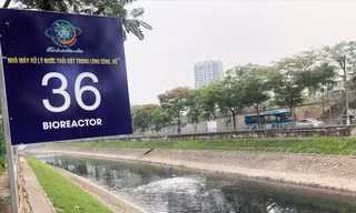 Theo Công ty Thoát Nước Hà Nội, đoạn sông đang xử lý ô nhiễm theo Nano – Bioreactor vừa được đơn vị nạo vét bùn, khai thông dòng chảy