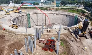 Nhà máy xử lý nước thải Yên Xá còn ngổn ngang, chưa biết bao giờ hoàn thành. Ảnh Mạnh Thắng