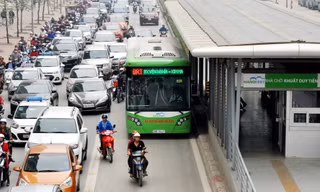 Xe buýt nhanh trên tuyến đường Lê Văn Lương - Hà Nội Ảnh: Ngọc Châu