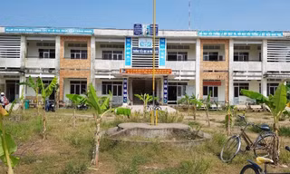 Sân của Trường Tiểu học An Phú Tân B được trồng đầy chuối khiến học sinh không có nơi vui chơi