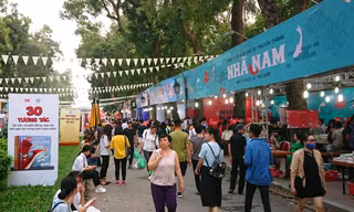 Các gian hàng sách tại công viên Thống Nhất trong ngày hội sách Việt Nam ảnh: Như Ý