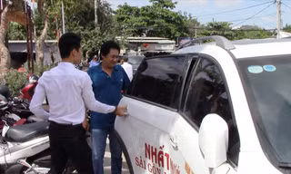 Một khách nhậu say được nhân viên nhà hàng ở quận Thủ Đức, TPHCM chở về bằng xe của quán Ảnh: Ngô Bình