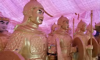 Tượng tại khuôn viên Liên Minh Group (ảnh của Lâm Viên) so với tượng lăng mộ Tần Thủy Hoàng