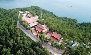 Ông Tô Văn Chương xây dựng hàng loạt công trình trái phép tại đảo Thẻ Vàng khi chưa được phê duyệt dự án Ảnh: H.D