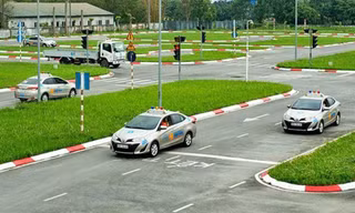 Sân sa hình học lái xe ô tô tại Hà Trì, Hà Đông, Hà Nội lúc nào cũng kín xe, dù là ngày đầu tuần (2/3) Ảnh: Phạm Thanh