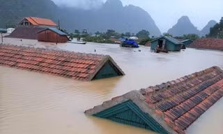 Hàng trăm nhà dân ở Tân Hóa, Quảng Bình bị ngập tới nóc