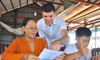 Giáo viên hướng dẫn cho bà Bảy Muôn 