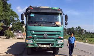 Lực lượng liên ngành xử lý xe quá khổ, quá tải trên đường mòn Hồ Chí Minh