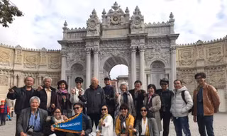 Các thành viên trong đoàn chụp ảnh lưu niệm