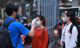 Sinh viên được đo thân nhiệt  trước khi vào lớpẢnh: Như Ý