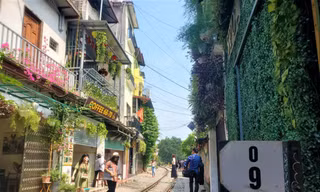 Xóm đường tàu bỗng vắng lặng trước lệnh cấm