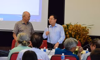 GS. Nguyễn Ðăng Hưng và Tổng biên tập Lê Xuân Sơn tại buổi giới thiệu ý tưởng về không gian tôn vinh chữ Việt Ảnh: Nguyễn Ðình Toán