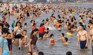 Hàng nghìn người chen nhau tắm biển tại Bãi Cháy, Hạ Long Ảnh: Hoàng Dương
