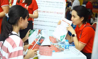 Học sinh dự ngày hội tư vấn tuyển sinh - hướng nghiệp 2020 ở Hà Nội ảnh minh họa 