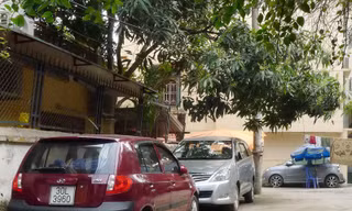 Xe đậu đỗ chắn lối đi và khu vui chơi của trẻ em ở khu tập thể G4 Ảnh: Xuân Phú