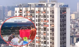 Dân chung cư cao cấp mang xô, chậu xếp hàng chờ mua nước
