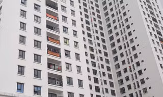 Chung cư mới bàn giao đã đỏ rực băng rôn 'tố' căn hộ hụt diện tích
