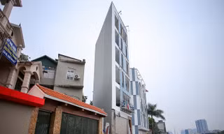 Nhà siêu mỏng, hình thù kỳ dị lại đu bám bên đường nghìn tỷ