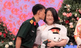Chàng trung úy chưa một lần nắm tay con gái, vừa hẹn hò vừa... ra điều lệnh
