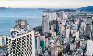 Condotel, khách sạn cao tầng chen chúc dọc bờ biển Nha Trang