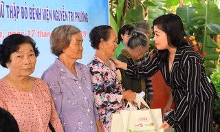 Bà Huỳnh Thị Lan Phương, Phó Tổng giám đốc VWS trao tặng quà cho người dân.