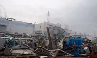 Đống đổ nát trước một tòa nhà chứa tuốc-bin của nhà máy Fukushima số 1 Ảnh: Tepco