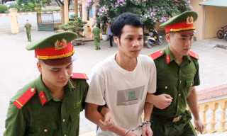 Bị bắn vỡ thái dương vì nhiều lần chê súng của bạn