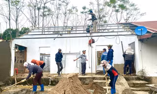 Tỉnh đoàn Ninh Bình sửa nhà cho dân đón Tết ở bản Mường