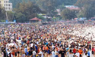 Du lịch năm 2016 với hình ảnh quá tải các bờ biển