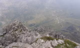 Quang cảnh nhìn từ núi Tryfan xuống. Ảnh: Ramblingpetewalks.