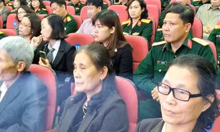 Chị Tạ Thị Kiều- người ngồi ở hàng hàng 2 thứ 2 từ phải sang, vợ của quân nhân thiếu tá Lê Hải Ninh cùng với người thân trong gia đình tại lễ tôn vinh.