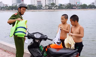 Lực lượng CAP Hoàng Liệt đi tuần tra, nhắc nhở không để trẻ em tắm bơi tại hồ Linh Đàm tránh gây tai nạn đuối nước